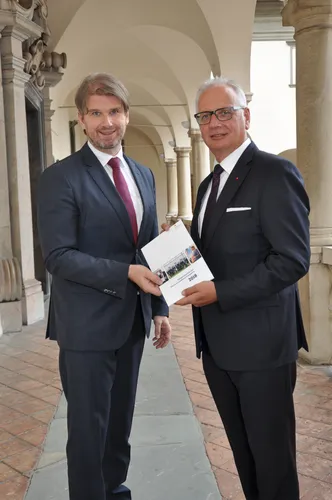 Der Direktor des Kärntner Landesrechnungshofs Günter Bauer und Landtagspräsident Reinhart Rohr mit dem Tätigkeitsbericht 2018 des Landesrechnungshofs am Balkon im Landhaushof.