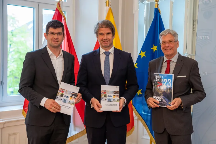 Landesrechnungshofdirektor Günter Bauer überreichte die offenen Empfehlungen am 20. April 2023 Landeshauptmann Peter Kaiser und Landeshauptmannstellvertreter Martin Gruber. 