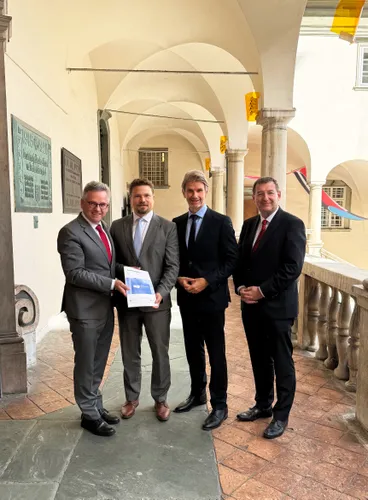 Jens Michel (Präsident des Sächsischen Rechnungshofs), Günter Bauer (Direktor des Kärntner Landesrechnungshofs) und Werner Sedlak (Direktor des Stadtrechnungshofs Wien) mit Landtagspräsident Andreas Scherwitzl (von rechts).