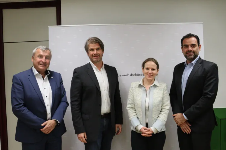 Drei Landesrechnungshof-Direktoren und Generaldirektorin der Bundeswettbewerbsbehörde vor einem Roll-Up der Bundeswettbewerbsbehörde.