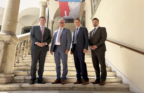Jens Michel (Präsident des Sächsischen Rechnungshofs; links), Werner Sedlak (Direktor des Stadtrechnungshofs Wien; rechts) und Günter Bauer (Direktor des Kärntner Landesrechnungshofs; Zweiter von rechts), besuchten im Rahmen des Peer Reviews auch Landtagspräsident Reinhart Rohr.