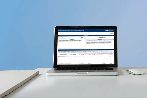 Das Bild zeigt einen Laptop, auf dem ein Formular des Nachfrageverfahrens geöffnet ist.