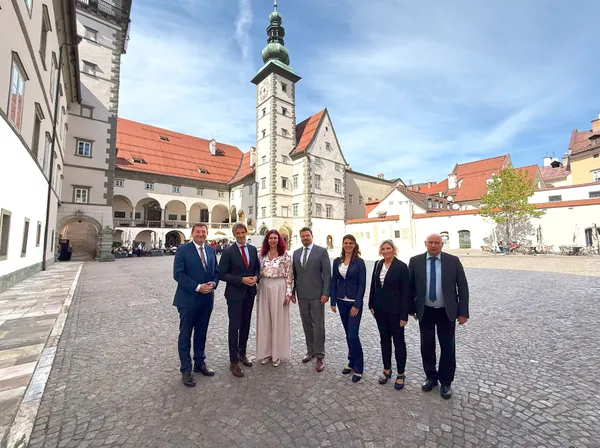 Das EURORAI-Team der Arbeitsgruppe Peer Review am Landhaushof in Klagenfurt.