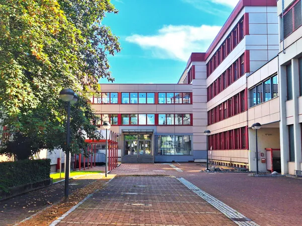 Eingang der Fachberufsschule Klagenfurt vor den Bauarbeiten im Jahr 2026