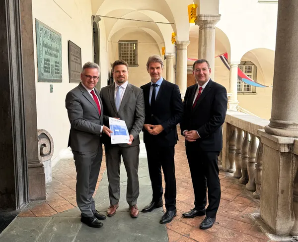 Jens Michel (Präsident des Sächsischen Rechnungshofs), Günter Bauer (Direktor des Kärntner Landesrechnungshofs) und Werner Sedlak (Direktor des Stadtrechnungshofs Wien) mit Landtagspräsident Andreas Scherwitzl (von rechts).