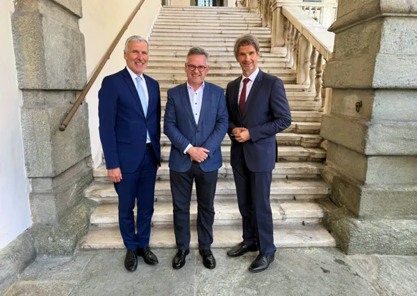 Heinz Drobesch, Andreas Scherwitzl und Günter Bauer vor dem Kärntner Landtagsgebäude.